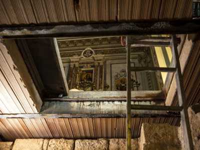 ...mentre una scala � l� pronta  a farci risalire in superficie. E cos� giunge al termine il nostro viaggio tra le vestigia di una citt� antichissima nascosta sotto gli ignari piedi dei baresi